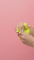 女人在玩绿色橡皮泥，拉伸和挤压它[免费商用竖屏]