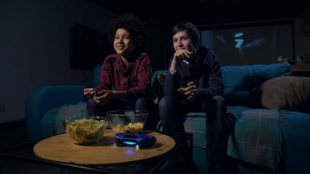 青少年一起看搞笑电影[4K]