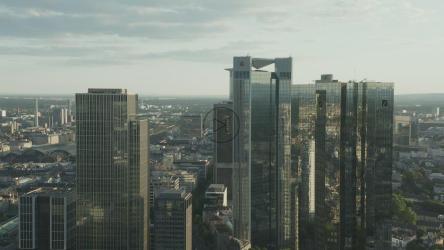 飞越摩天大楼附近的大城市[4K]