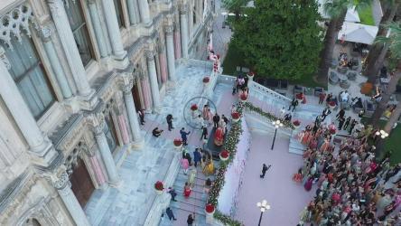 婚礼上空的无人机[]