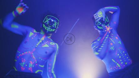 两名戴口罩的男子在派对灯光下跳舞[免费商用]