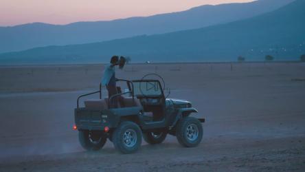 几个朋友在沙漠中公路旅行[免费商用]