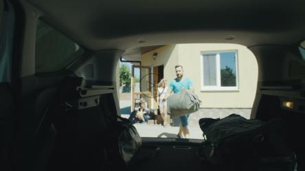 一家人在行李箱里收拾行李[4K]