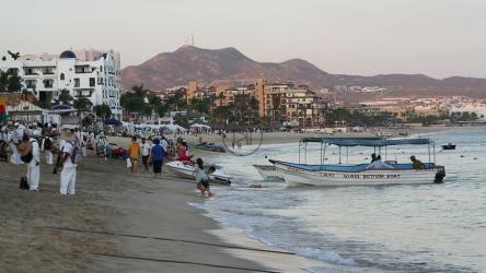 繁忙海滩上的人们[免费商用]