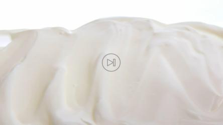 草莓薄片撒在生奶油上[免费商用]