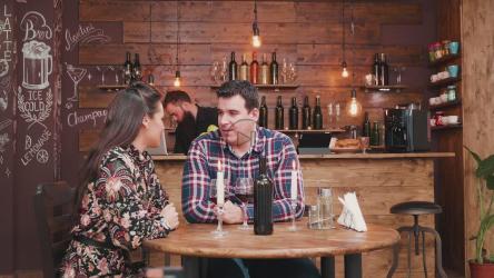 咖啡师在时尚酒吧的葡萄酒约会中用礼物给女人惊喜[]