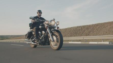 一名男子在高速公路上骑摩托车[]