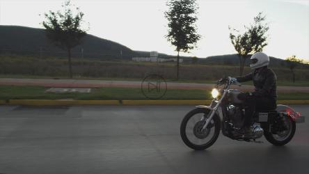 在街上驾驶摩托车的人[免费商用]