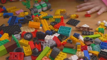 母女俩玩乐高积木[免费商用]