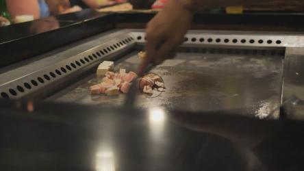 厨师在大烤架上烹饪[4K免费商用]