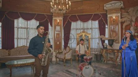 活泼的音乐：优雅的房间里有女歌手的乐队[免费商用]