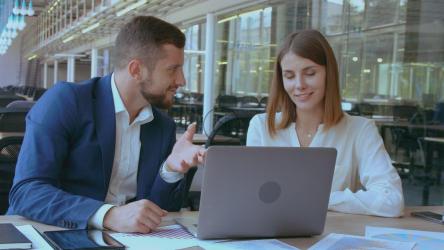 两个同事有说有笑[4K免费商用]