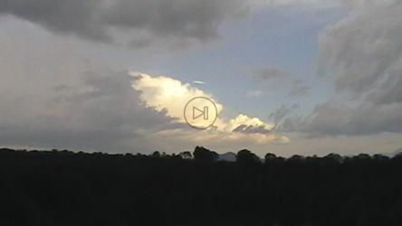 相机靠近地平线上的云层[免费商用]