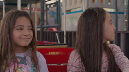 两个快乐的女孩在公园的机械火车上[免费商用]