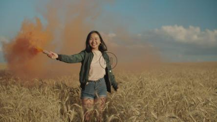 快乐的女孩用烟雾弹跳跃[免费商用]