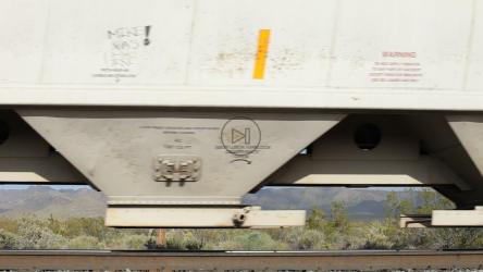 列车通过铁轨[免费商用]