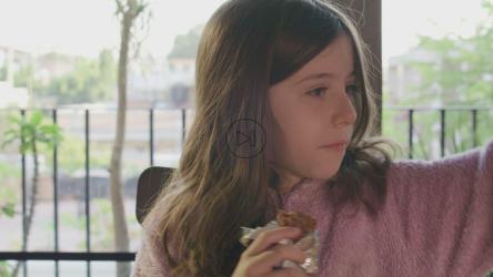 父亲亲吻他的小女儿[免费商用]