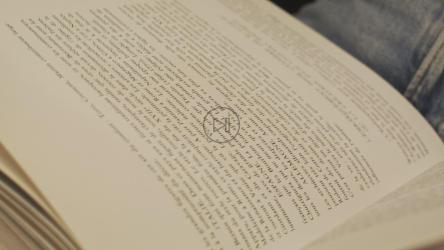 一个女人轻轻地翻页[免费商用]