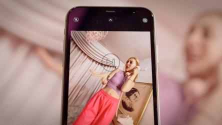 Smarphone记录了一位年轻女子用老式手机通话的过程[免费商用]