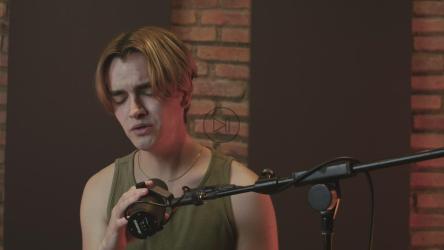 歌手在录音棚录音[4K免费商用]