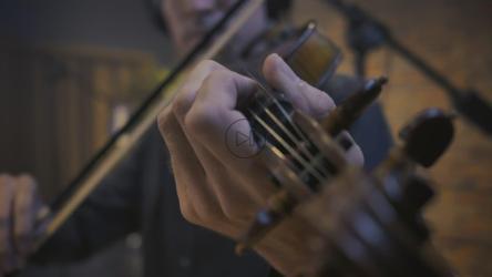 演奏乐曲的熟练小提琴手的双手[4K免费商用]