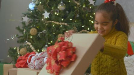 小女孩很兴奋在圣诞节打开礼物[免费商用]