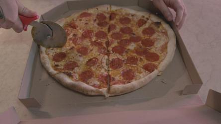 用特制的切片机切披萨[4K免费商用]