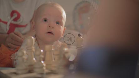 看国际象棋比赛的女婴[]