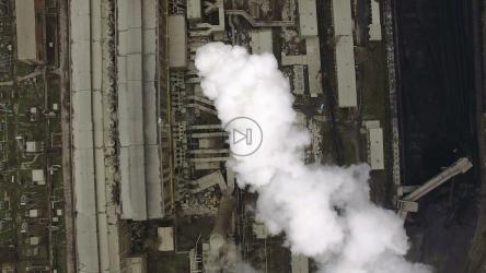 蒸汽从工业综合体中排出[]