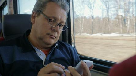 使用手机的老人[]