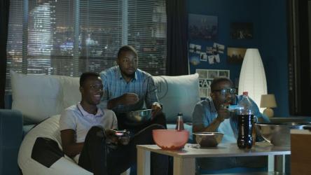 深夜玩电子游戏的朋友[4K]