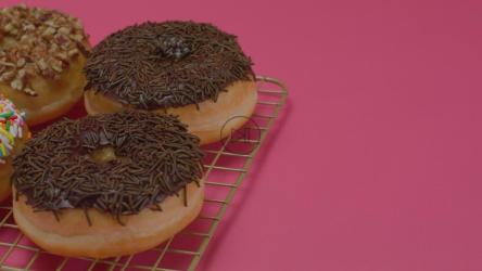 六个上釉甜甜圈，特写[免费商用]