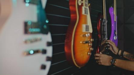 吉他手在商店选购电吉他[免费商用]