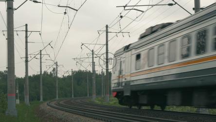 火车沿着乡村路线行驶[]