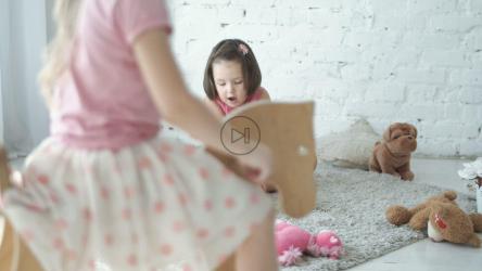 小女孩在玩具屋里玩耍[4K]