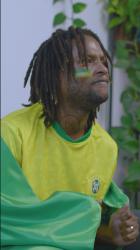 巴西球迷观看世界杯的肖像[免费商用竖屏]