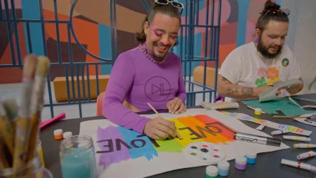 两名化妆男子为骄傲日制造同性恋友好卡特尔[免费商用]