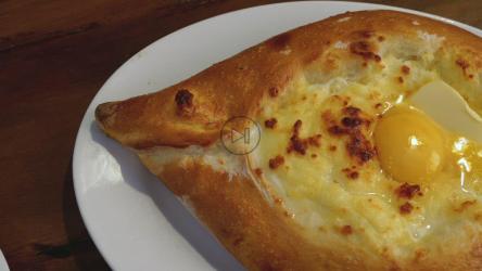 早餐配一个开放式面包和一个鸡蛋[4K]