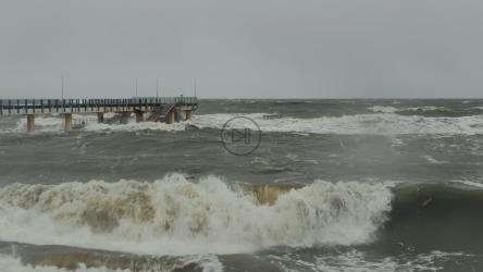 风暴锋滚滚而来，巨浪冲击海岸[]