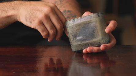 一个人意识到他的钱包里已经没有钱了[免费商用]