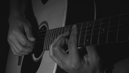 男人在黑暗中弹吉他[4K免费商用]