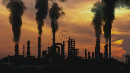 吸烟的工厂烟囱产生大量废气[]