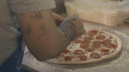 把意大利辣香肠放在披萨上[4K免费商用]