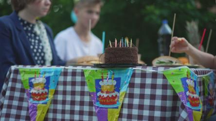 孩子们在聚会上玩得很开心并庆祝[]