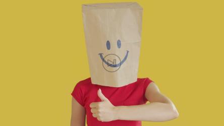 头上戴着微笑包的女人竖起大拇指[]