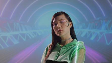 带有模型的霓虹灯背景[免费商用]