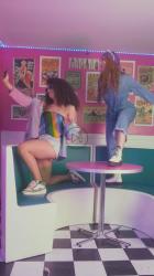 两个女孩在复古餐厅玩得很开心[免费商用竖屏]