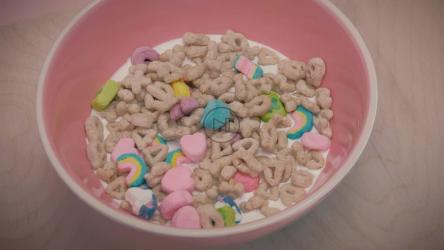 碗里有棉花糖和牛奶的甜麦片[4K免费商用]