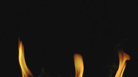 黑色背景上燃烧的火焰[免费商用]