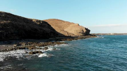 阳光明媚的日子里海洋的无人机镜头[]